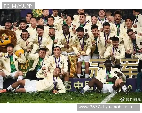 狮象争锋足协杯决赛前夕国安与河南吉祥物亲密互动展现友谊与竞技精神